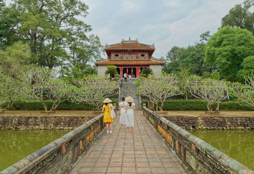 Hue: Dragon Boat, Perfume River, Pagoda & Royal Tomb Tour - Driver or dedicated guide?
