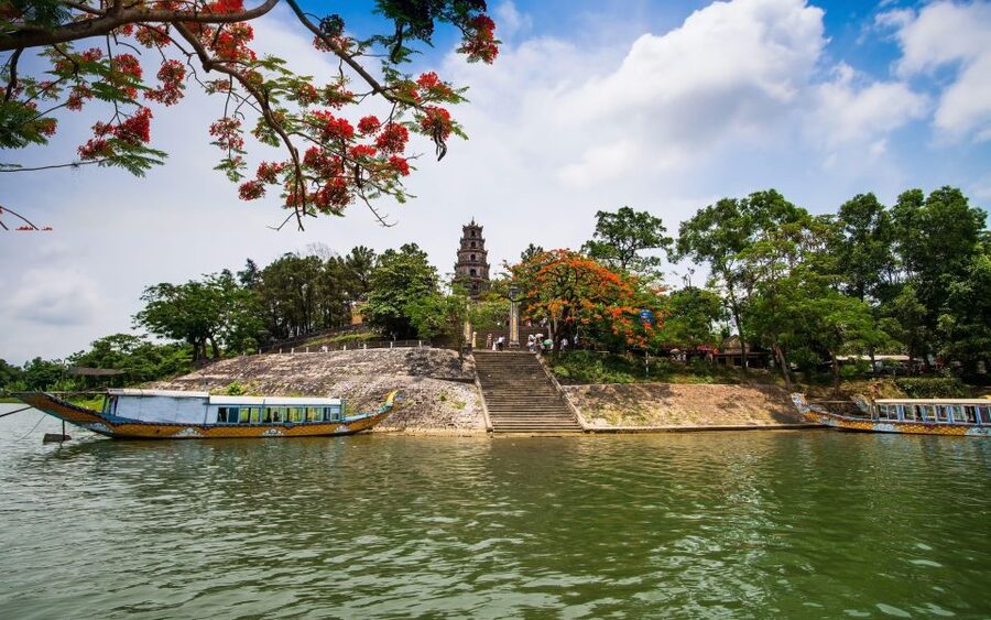 Hue: Dragon Boat, Perfume River, Pagoda & Royal Tomb Tour - Minh Mang Tomb, order and ceremony on Cam Khe Mountain