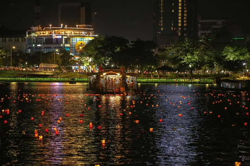 Hue: Perfume River Dinner Cruise with Traditional Show - Hue singing and traditional instruments