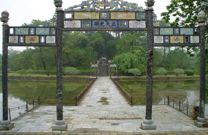 Hue Royal Tombs Tour: Visit Best Pagodas & Mausoleums - Tu Duc Tomb, an emperor’s retreat and memorial