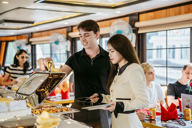 LUXURY Halong Bay Cruise 5 Stars Full Day Tour with Buffet Lunch - Guides who help make a large group work