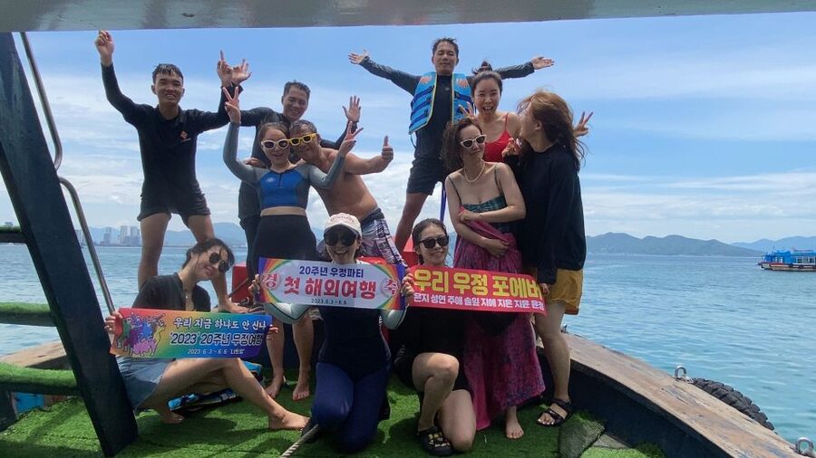 Nha Trang: Coral Reef Snorkeling and Floating Bar Party - Con Se Tre Tourist Village and the seafood lunch