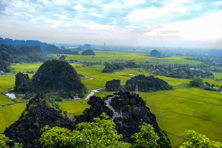 Ninh Binh Daily: Hoa Lu, Mua Cave, Tam Coc, Bike & Swimming - Tam Coc by sampan through three caves