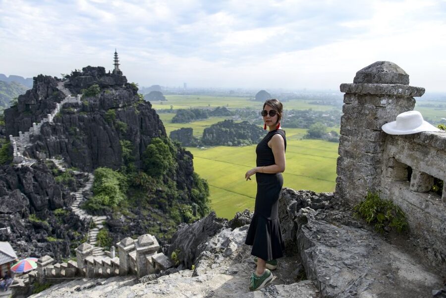 Ninh Binh: Hoa Lu, Mua Cave, and Trang An Tour and Boat Ride - Mua Mountain and the 500-step climb