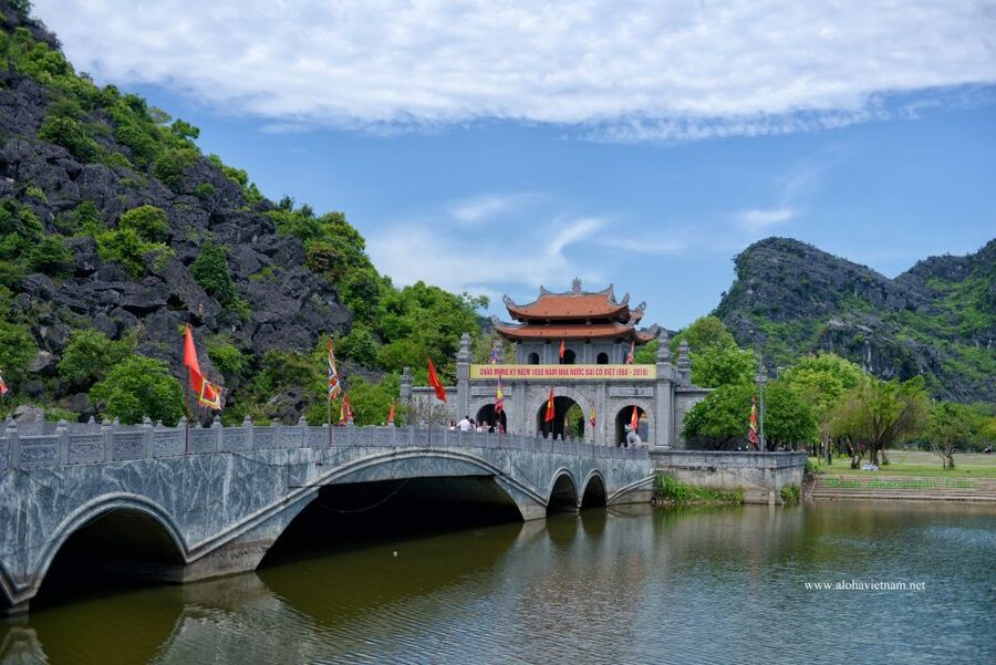 Ninh Binh: Hoa Lu, Mua Cave, and Trang An Tour and Boat Ride - Three hours on the Trang An river