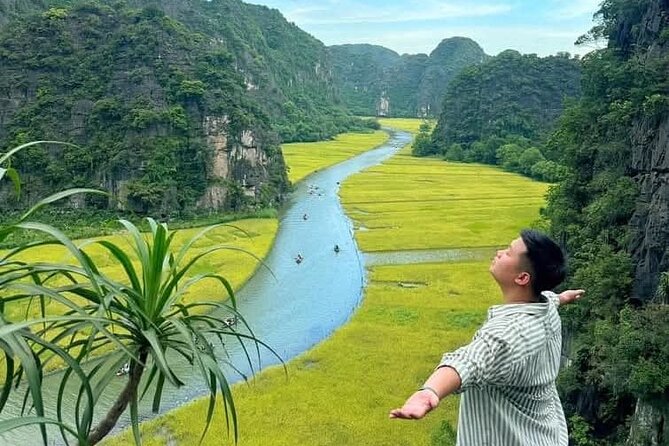Ninh Binh Tour from Hanoi for 6-9 Pax/tour by DCar Limousine - Tam Coc by traditional bamboo boat