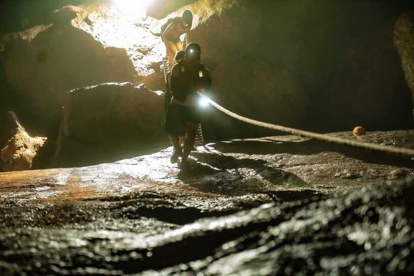Phong Nha: Phong Nha Cave Expedition 4.5 km by Kayak - Picnic lunch underground