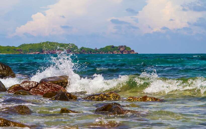 Phu Quoc: 3 Island Tour by Boat with Guide - May Rut Trong: white sand, bars, and a busy finish