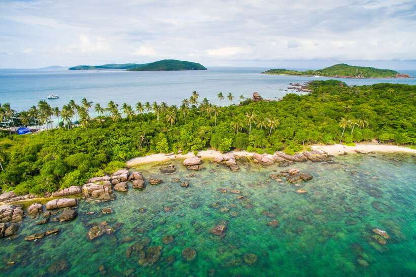 PHU QUOC TRIP 2: 2 ISLANDS BY BOAT - Lunch on board keeps the schedule moving
