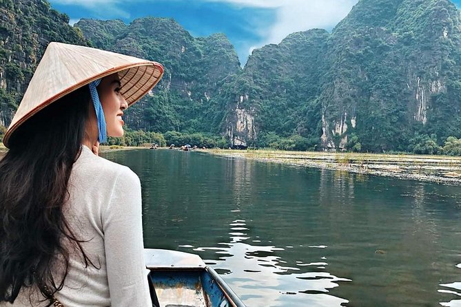 Premium Hoa lu - Trang An - Mua Cave with Buffet Lunch from Hanoi - What the guide and group size mean