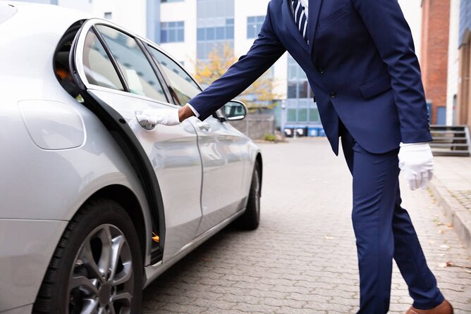 Private Arrival Transfer: Tan Son Nhat Airport to Ho Chi Minh City Hotels - Who will get the most from this ride