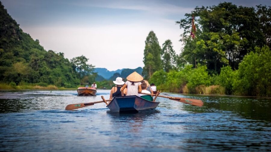 Private Car/Bus Renting Hanoi - Ninh Binh - Halong - Sapa... - The 500 steps to Hang Mua
