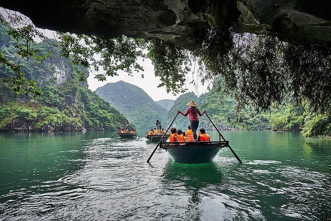 Private Full-Day Tour to Halong Bay from Hanoi - Why private travel matters on a busy bay