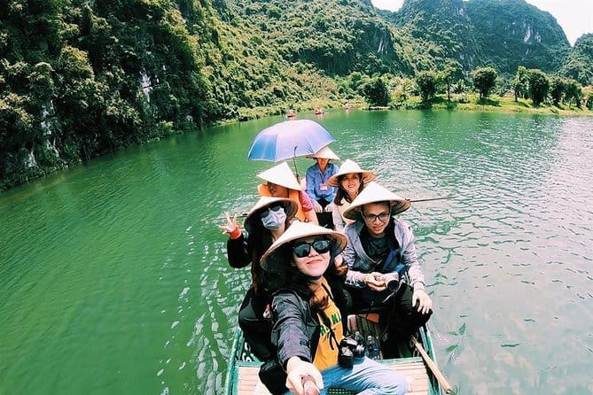 Private Full-Day Tour to Halong Bay from Hanoi - Vietnamese food on a private cruise