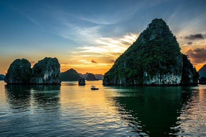 Private Ha Long bay day trip(From Hanoi city or Halong harbour) - Boarding the traditional-style boat at Ha Long