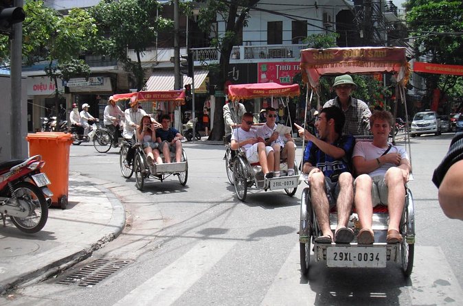 Private Tour: Hanoi City Tour Including Water Puppet Show and Cyclo Ride - The water puppet show at Thang Long Theatre