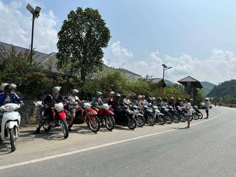 Sapa: 3-Day Ha Giang Loop Motorbike Tour - Day 2: Dong Van Market, Ma Pi Leng, and Tu San defile