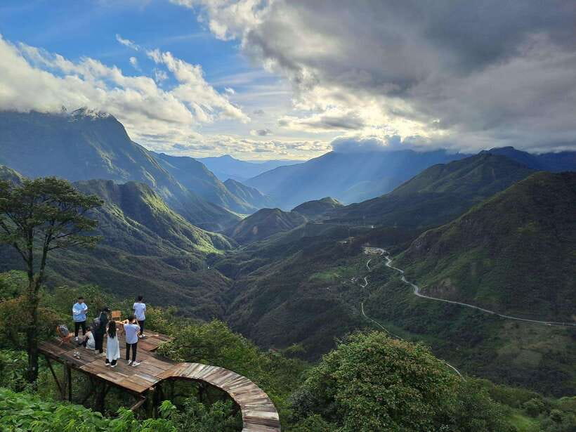 Sapa: Love Silver Waterfall, LonelyTree in Heaven-Rice Field - Love Waterfall brings you into the forest