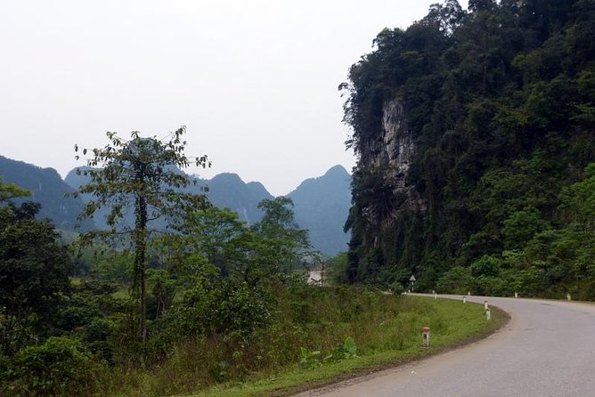 TOUR TO THE CAVES - Paradise & Dark caves from Dong hoi city - The 8:00 a.m. pickup and the road to the caves