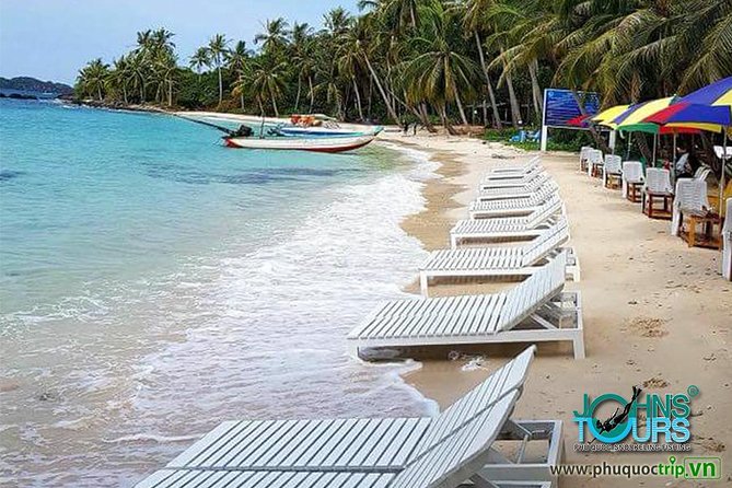 Trip 3 : 3 Islands by boat - Mong Tay Island: a first hour for swimming and sun