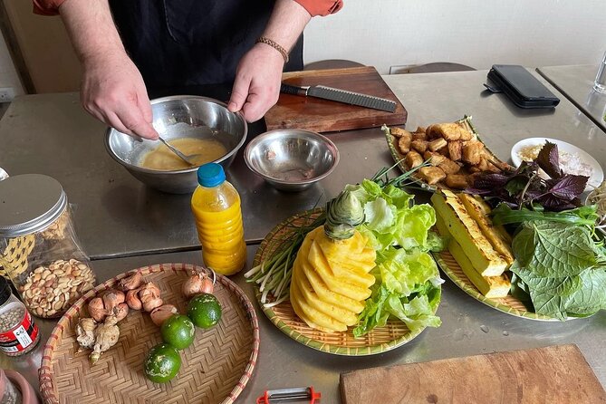 Vietnamese Vegetarian Cooking Class in Hanoi - Shopping for seasonal ingredients at a local market